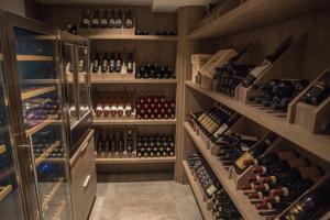 RibnicaVila De Casa的酒窖里装满了葡萄酒