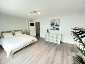 Cosy flat for 4 p. with garden in Tremelo的一间白色卧室,房间内设有一张大床