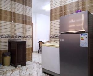 杰拉什Furnished apartment for rent in jarash شقة مفروشة للإيجار في جرش的一间带冰箱和柜台的厨房