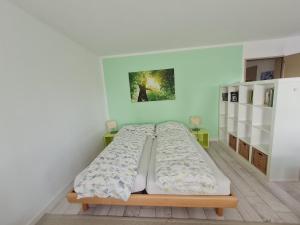 Balerna加比沃尔夫豪斯民宿的卧室配有一张床