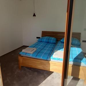 什特尔布斯凯普莱索Apartmán 107 Ovruč的一间卧室配有一张带蓝色枕头和镜子的床