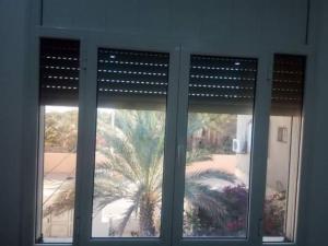 托泽尔Suite MoonLight zone touristique tozeur的享有棕榈树景致的窗户