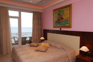 帕拉利亚卡泰里尼斯全景酒店的一间卧室设有一张床,享有海景