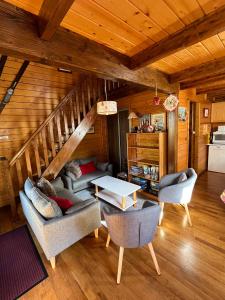 埃安Chalet calme cosy Eyne station 2600的小屋内的客厅配有沙发和椅子