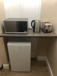 SandtonLovely rental unit with No loadshedding的微波炉、烤面包机和烤箱的柜台