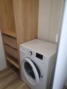 鲁西隆地区卡内Mobilhome camping le MAR ESTANG的小房间里的洗衣机和烘干机