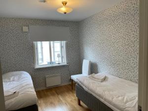 瓦斯泰纳Vadstena centrum的一间卧室设有两张单人床和一个窗户。