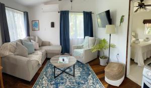 库尔克岛Hummingbirds Cabins的客厅配有沙发和桌子