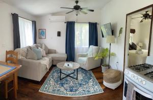 库尔克岛Hummingbirds Cabins的客厅配有沙发和桌子