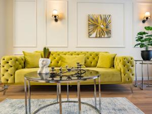伊斯坦布尔Neta Residence的客厅配有黄色的沙发和桌子