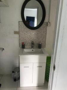 拉纳韦贝June’s comfort paradise的浴室设有白色水槽和镜子