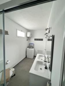 蒂纳霍El Cercado的白色的浴室设有水槽和镜子