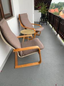 Dubrave GornjeGuest House Husejn的几把椅子坐在门廊上