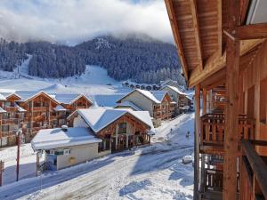 莱索尔Appartement 4 personnes Les Orres 1800 au pied des pistes的雪地中滑雪胜地的景色