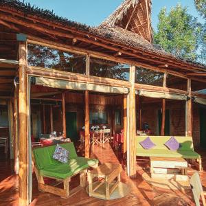 卡拉图Foresight Eco Lodge & Safari的房屋内带桌椅的庭院