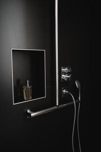 莱塞比耶Hôtel-Restaurant Villa Métis的浴室的软管从镜子里出来