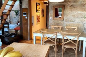 波尔图Oporto City Chalé的一间带桌椅和香蕉的用餐室