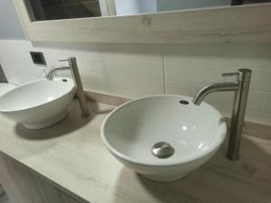 锡卡西亚Hotel Mont Blanc的浴室设有白色水槽和镜子