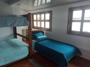 锡卡西亚Hotel Mont Blanc的一间带两张双层床的卧室和两个窗户