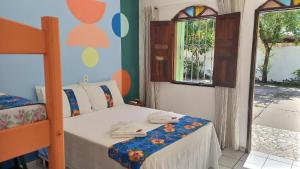 塞古罗港Pousada Sonho Meu的一间卧室设有一张床和一个窗口