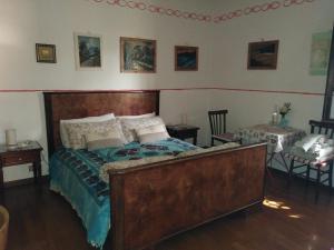 托里迪夸尔泰索洛卡萨艾琳住宿加早餐旅馆的一间卧室配有一张大床和两把椅子