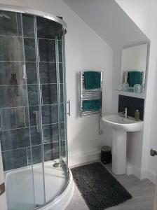 利物浦Victorian Renovation Room 7的带淋浴和盥洗盆的浴室
