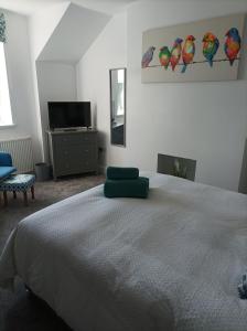 利物浦Victorian Renovation Room 7的一间卧室配有一张带绿色枕头的床