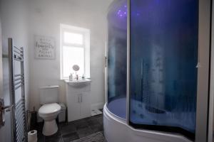 布莱克浦Cavendish Cat and Gaming House的带淋浴、卫生间和盥洗盆的浴室
