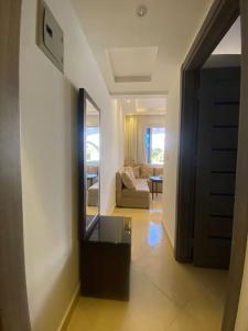 沙姆沙伊赫Studio on the ground floor in Sharm Hills Resort with private garden and pool view的客厅配有镜子和沙发