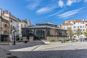 勒布伊Gîte du rempart avec Balnéo, Garage, 2 SDB 2WC vue sur les monuments的街道中间的建筑物