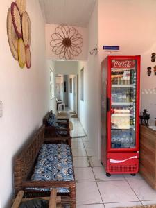 巴雷里尼亚斯Pousada Meu Xodó的配有长凳的客房内的古柯可乐冰箱