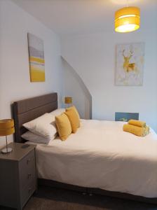 利物浦Victorian Renovation Room 8的一间卧室配有一张带黄色枕头的大床