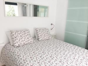 马拉加CENTRO PICACHO的白色卧室配有带枕头和镜子的床