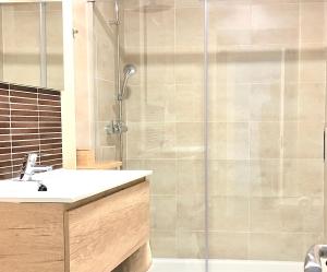 马拉加CENTRO PICACHO的带淋浴、水槽和镜子的浴室