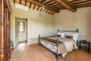 蒙特普齐亚诺Agriturismo Merigge Wellness & Spa Montepulciano的卧室配有一张床