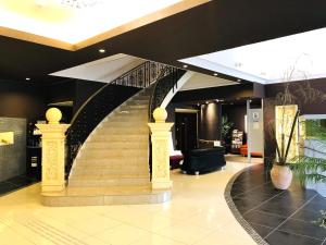御殿场市Hotel Square FujiGotemba的大厅,大楼内有一个螺旋楼梯