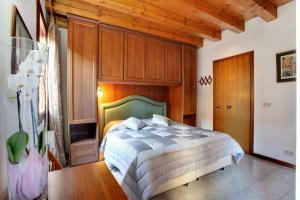 威尼斯罗坎达戴尔阿克酒店的一间卧室设有一张床和木制天花板