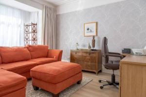 伯明翰Spacious 5 Bedroom House in Birmingham close to NEC For 12 Guests的客厅配有沙发和椅子