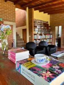圣本图-杜萨普卡伊Clorofila Hospedaria的一张桌子,上面放着书,上面放着一杯咖啡