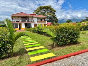 GuamalCasa Campestre Denis的前面有黄色台阶的房子