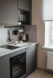 BrocēniRozenstein design residence的厨房配有炉灶和微波炉。