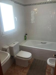 库姆布勒德尔索尔VISTA SUPERIOR hola ZEEZICHT!!的浴室配有卫生间、浴缸和水槽。