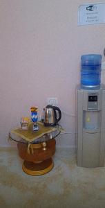 瓦迪穆萨Moon house的茶壶放在水冷器旁边的桌子上