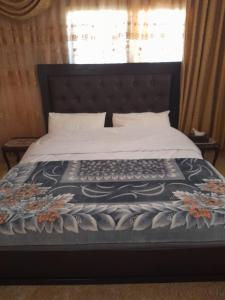 瓦迪穆萨Moon house的一间卧室配有一张床,床上有鲜花床罩