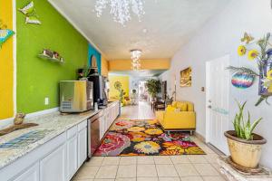 棕榈泉Inn at Palm Springs的客房设有带绿色墙壁的厨房