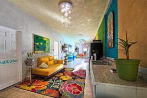 棕榈泉Inn at Palm Springs的带沙发和地毯的客厅