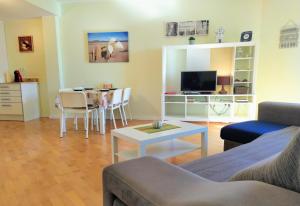 埃斯塔蒂特Apartamento Lliris Atico的客厅配有沙发和桌子