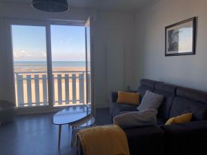 敦刻尔克Appartement sur la plage de Malo les bains vue mer的带沙发的客厅,享有海景