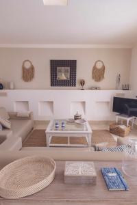 科拉雷侯Villa Tiguaro Piscina Climat Jacuzzy AC Villa 9 12的客厅配有沙发和桌子