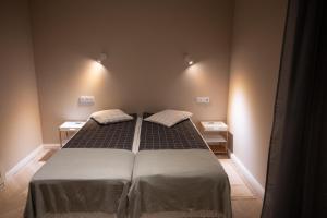 斯卡日斯科-卡缅纳Chill Apartament的一间卧室配有一张带两个枕头的床